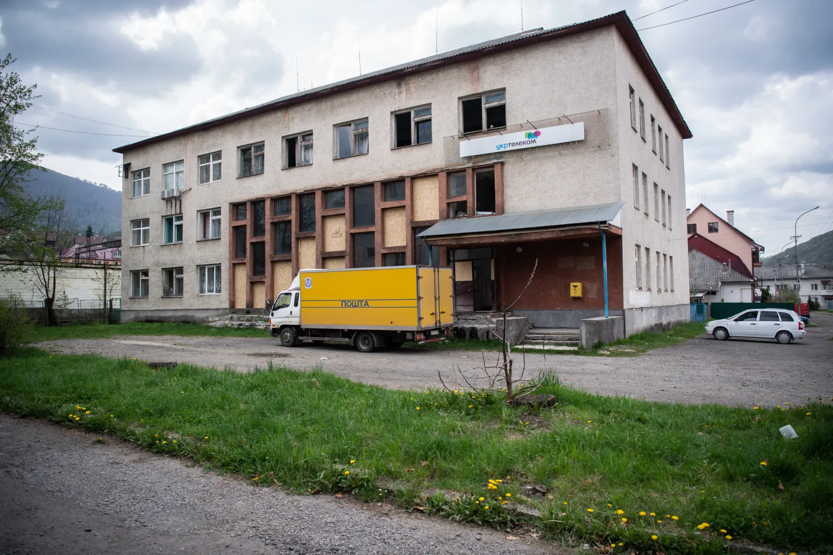 A posta épülete is megrongálódott – Fotó: Bődey János / Telex