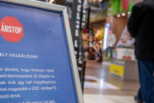 Nem merte a kormány lesokkolni a vásárlókat az árstop nélküli árakkal