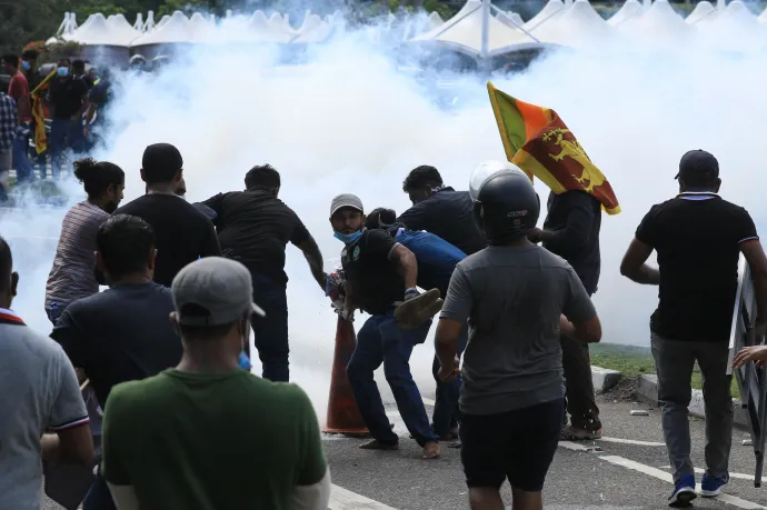 Srí Lanka-i válság: nem csillapodnak a gazdasági válság miatt kitört zavargások, rendkívüli állapotot vezettek be