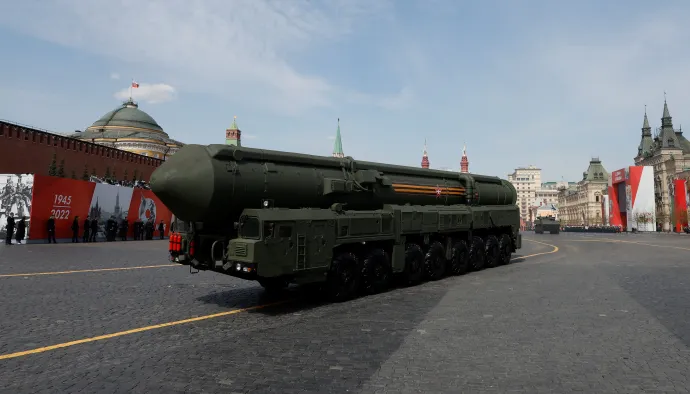 A fekete-narancs szalaggal felvont Jarsz interkontinentális ballisztikus rakéta – Fotó: Maxim Shemetov / Reuters