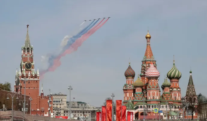 Orosz nemzeti színeket festenek az égre a harci repülők – Fotó: Shamil Zhumatov / Reuters