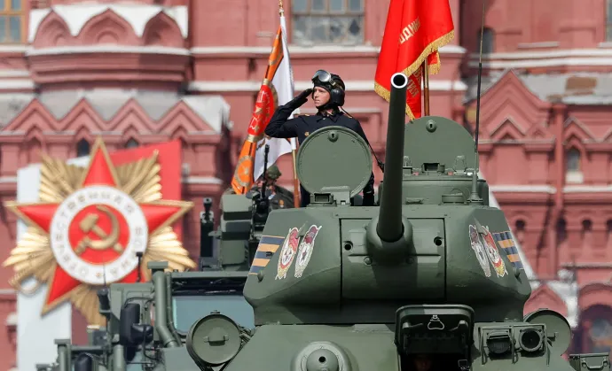 Egy T-34-es élén adózik egy orosz katona tisztelettel a hősök emlékének – Fotó: Maxim Shemetov / Reuters
