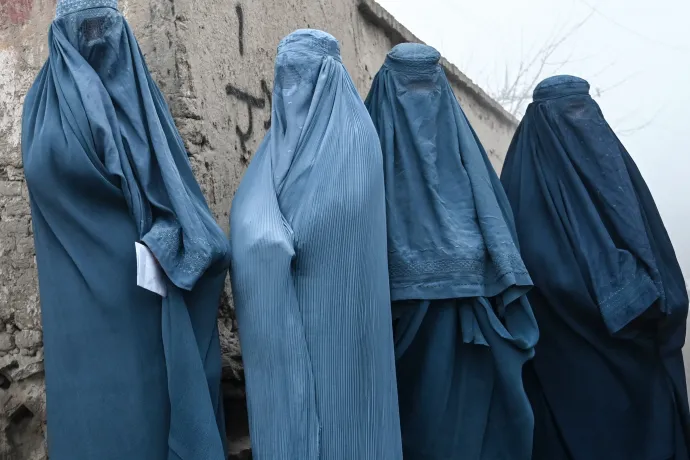 Teljes testet elfedő burka viselését vezették be Afganisztánban a nyilvános helyeken