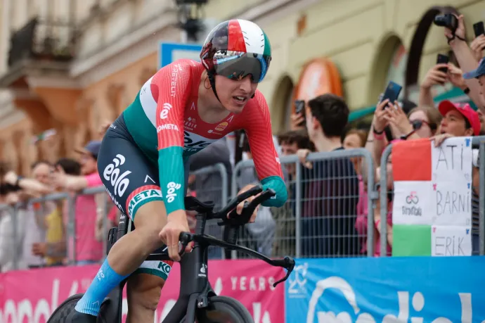 Fetter Erik magyar bajnoki trikóban tekert a Giro d'Italia időfutamán – Fotó: Varga György / MTI