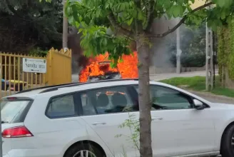 Lángolt egy autó a II. kerületi Sarolta utcában