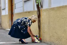 Megérkezett Szlovákiába Jill Biden: megkoszorúzta Ján Kuciak emlékművét, és most Kassára utazik