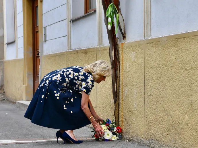 Jill Biden koszorút helyez el a Szlovák Nemzeti Felkelés terén felállított emlékműnél – Fotó: U.S. Embassy Slovakia / Facebook