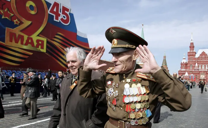 Orosz világháborús veteránok vonulnak a 2008-as győzelem napi katonai parádén – Fotó: Yuri Kadobnov / AFP