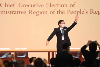 A 2019-es tüntetések leverésében fontos szerepet játszó, Kína-barát John Lee lett Hongkong új kormányzója