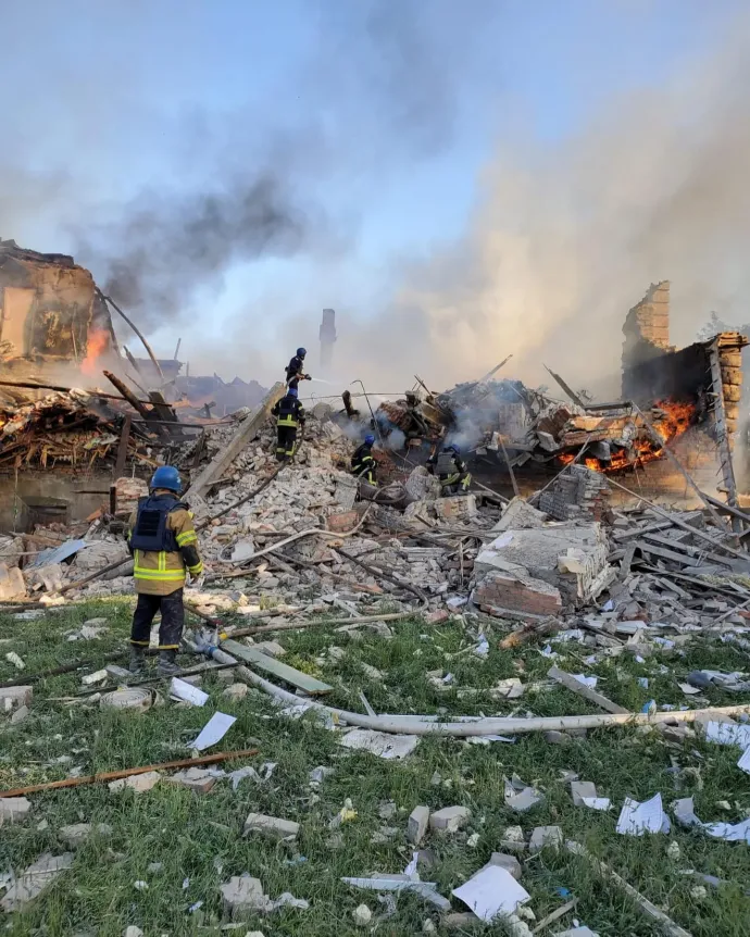 Tűzoltók az oroszok által lebombázott bilohorivkai iskola romjainál – Fotó: STATE EMERGENCY SERVICES Ukraine / Reuters