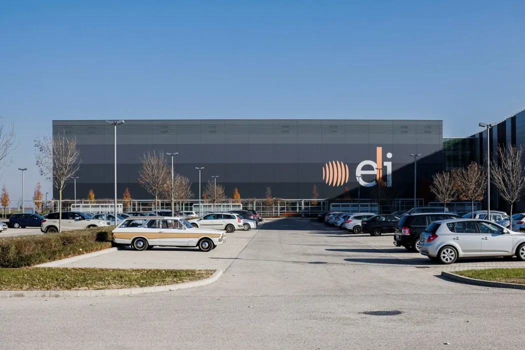 Az ELI parkolója és a főépület részlete – Fotó: Bálint András / Szegeder