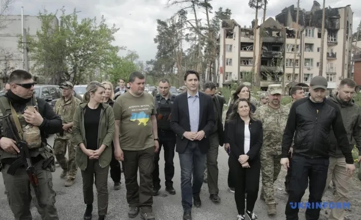 Justin Trudeau kanadai miniszterelnök Irpiny utcáin – Fotó: Ukrinform