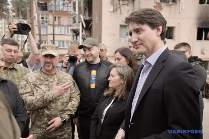 Kanada miniszterelnöke is váratlanul Ukrajnába látogatott: Trudeau a Kijev melletti Irpinybe ment