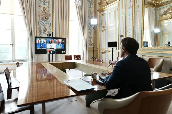 A francia elnöki hivatal által kiadott képen Emmanuel Macron elnök látható a G7-tanácskozás alatt – Fotó: Thibault Camus / Pool / AFP
