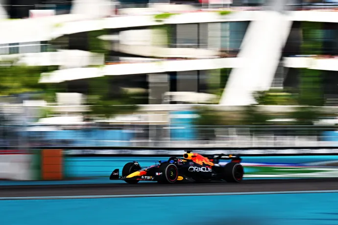 Balesetek, biztonsági autó, bizarr rádiózás és Verstappen-siker az F1 első Miami Nagydíján