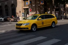 Brutálisan, 33-43 százalékkal megdrágult mától a fővárosi taxizás