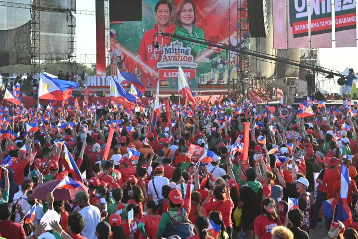 Sara Dutertét és Ferdinand Marcos Jr.-t támogató tömegrendezvény 2022. május 7-én – Fotó: Ted Aljibe / AFP 