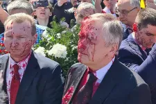 Vörös festékkel öntötték le Varsóban az orosz nagykövetet