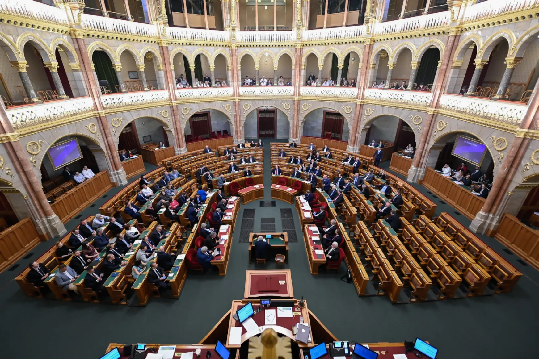 Fekete-Győr szerint ezt a parlamentet nem lehet tisztelni, Toroczkai az Alaptörvény környékén sepregetne
