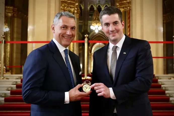 Vekkerórát kapott Kocsis Mátétól Lázár János, miután átaludta a frakciófotózást
