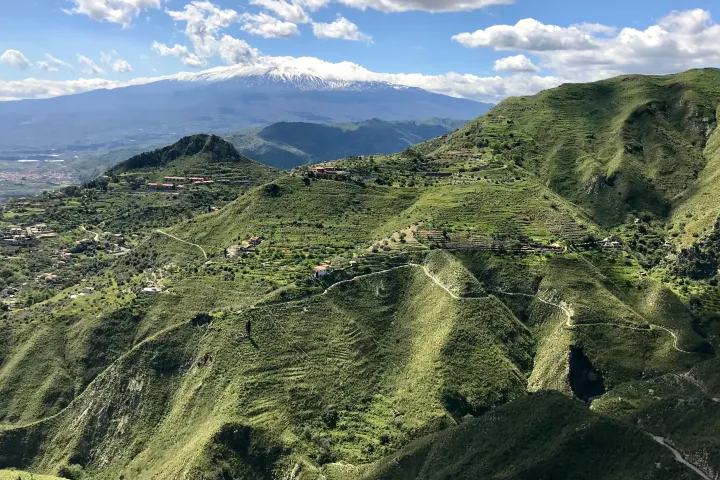 Április eleji zöld Castelmolában, háttérben a Giro 4. etapjának befutója, az Etna – Fotó: Bakró-Nagy Ferenc / Telex