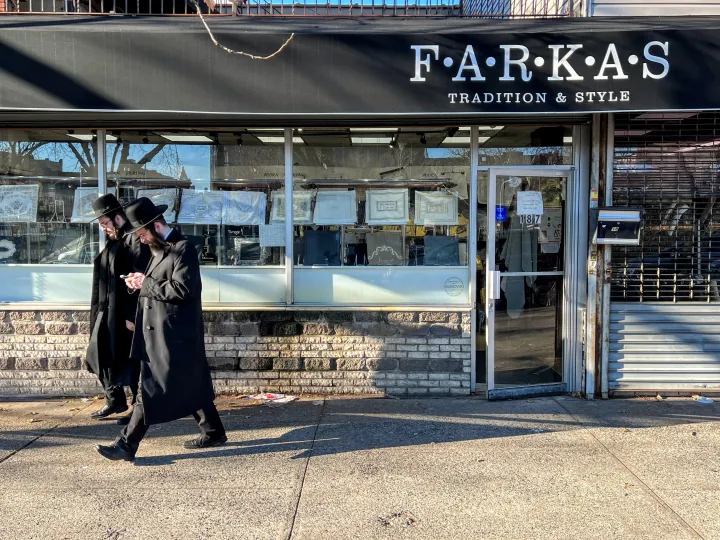 Ortodox zsidó ruhaüzlet Brooklynban – Fotó: Tóbiás Tas
