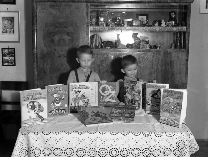 Magyar gyerekek Walt Disney-mesekönyvekkel 1941-ben – Fotó: Lissák Tivadar/Fortepan