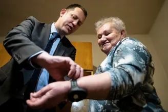 Minden 65 év feletti ingyen jut a segélyhívóhoz, amin a választás előtt a Fidesz is kampányolt