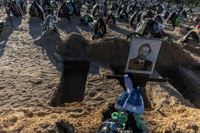 Új sírok és előre kiásott gödrök az irpinyi temetőben – Fotó: Carlos Barria / Reuters