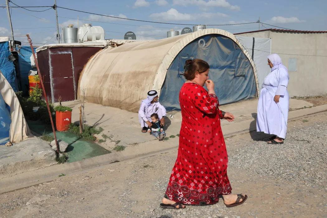A kitelepített jezidik egy menekülttáborban Zakho városban 2022. május 5-én, az észak-iraki autonóm kurd régióban. Több ezer jezidita volt kénytelen elhagyni otthonát ebben a hónapban a heves összecsapások miatt – Fotó: Safin Hamed / AFP