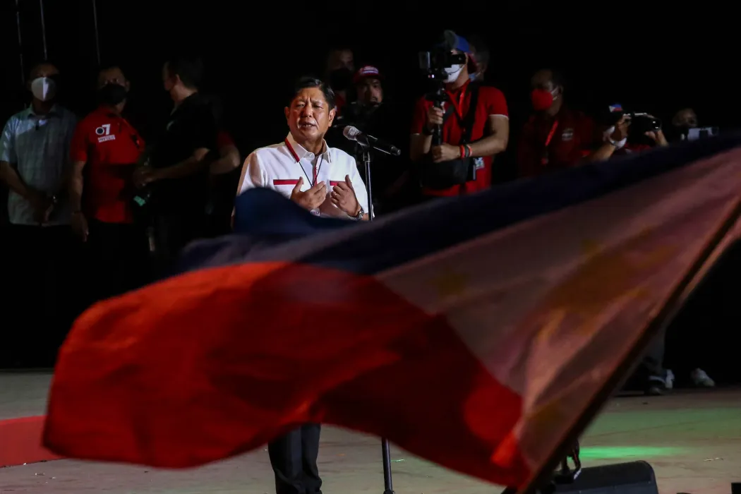 Ferdinand Marcos Jr. köszönti támogatóit a kampány utolsó napján Manila külvárosában, 2022. május 7-én – Fotó: JAM STA ROSA / AFP