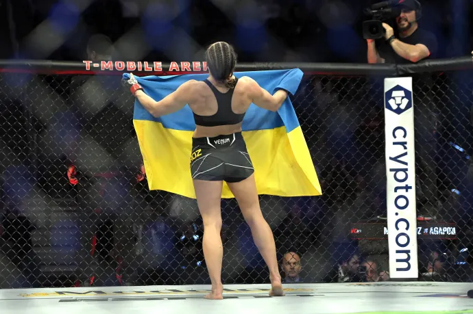 Az ukrán Marina Moroz ünnepli a kazah Marija Agapova elleni győzelmét a március 5-i, Las Vegasban rendezett UFC 272 gálán Fotó: David Becker / Getty Images 