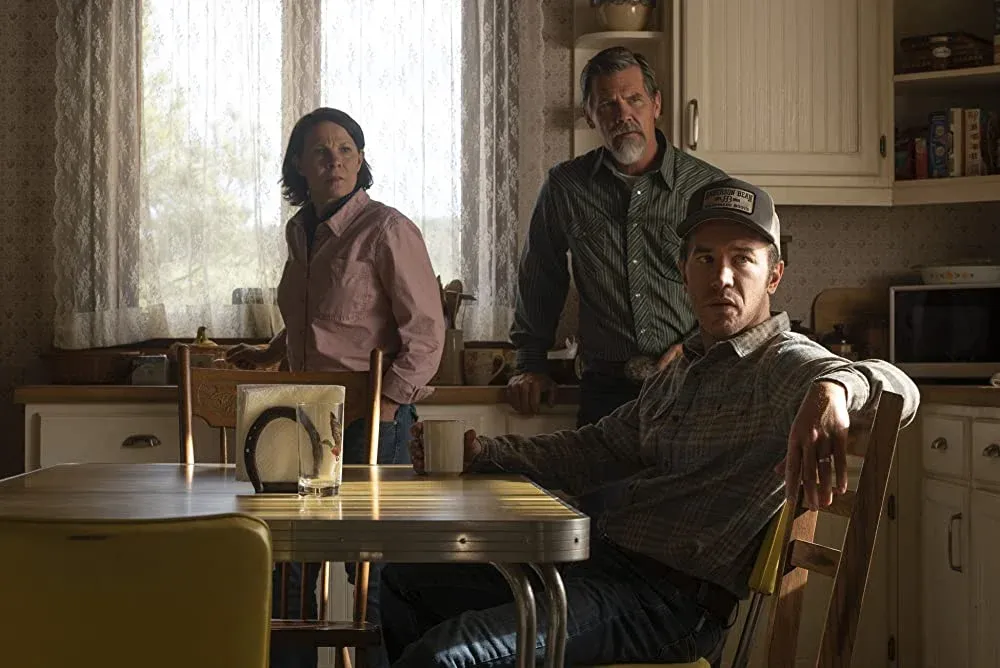 Lili Taylor, Josh Brolin és Tom Pelphrey – Forrás: Amazon Studios