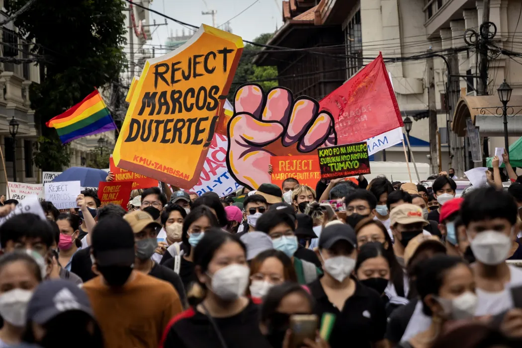 Diákok és aktivisták tiltakoznak a nem hivatalos választási eredmények ellen Manilában 2022. május 10-én – Fotó: Eloisa Lopez / Reuters