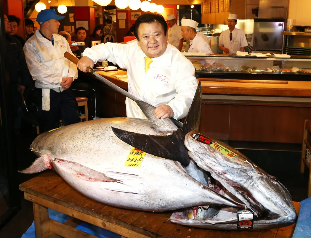Kimura Kijosi szusiétterem-tulajdonos 2013 elején az általa majdnem félmilliárd forintért vásárolt, rekordértékű tonhallal – Fotó: Kaname Yoneyama / AFP