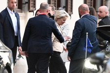 Von der Leyen után Macron is tárgyalt a vétózó Orbánnal, az EU a héten áttolná az olajembargót