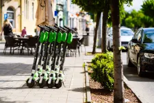 Kevesebb, drágább, de újra elérhetőek a bérelhető elektromos rollerek Marosvásárhelyen