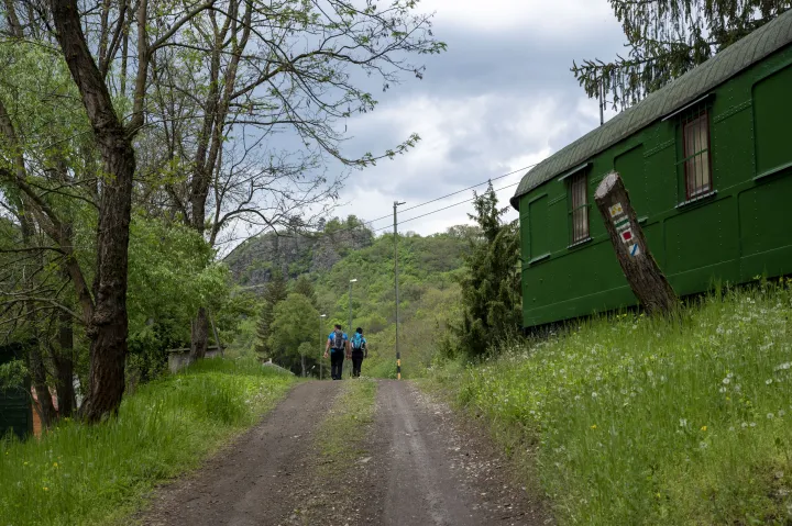 A szarvaskői vasútállomás és turistaútvonalak – Fotó: Melegh Noémi Napsugár / Telex