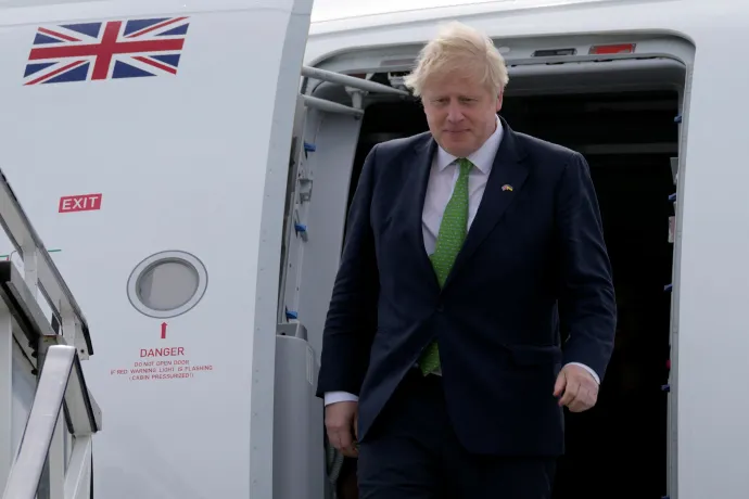 Boris Johnson kiszáll a repülőből Stockholmban – Fotó: Pool / Reuters