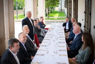 Alakul az új kormány: Orbán összehívta a leendő minisztereket a Karmelitában
