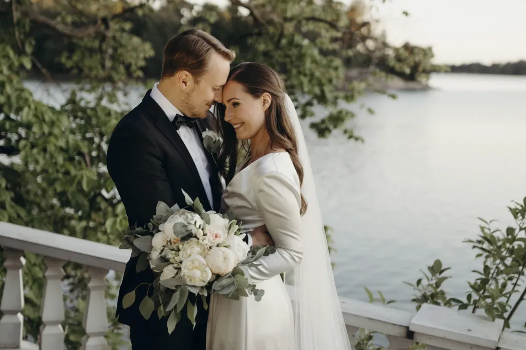 Sanna Marin finn miniszterelnök és férje, Markus Räikkönen az esküvőjük napján Helsinkiben, 2020. augusztus 1-jén – Fotó: Minttu Saarni / Finn miniszterelnöki hivatal / EPA / MTI
