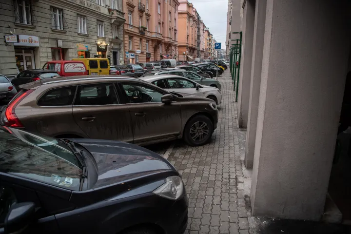 Parkoló autók Újlipótvárosban, Budapesten – Fotó: Bődey János / Telex