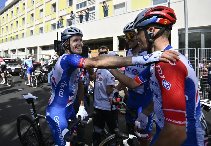 Arnaud Démare és Valter Attila a Giro d'Italia 5. szakaszának befutója után – Fotó: Fabio Ferrari / AFP