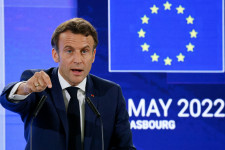 Magyarország a jövőben nem vétózhatna, ha Macronék át tudják nyomni az EU átalakítását