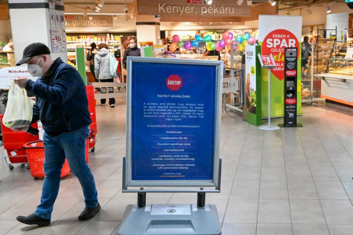 Pálmaolajban sütik a lángost, pult alól árulják a csirkemellet – itt tartunk az árstop miatt