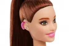 Bemutatták az első hallókészülékkel ellátott Barbie babát