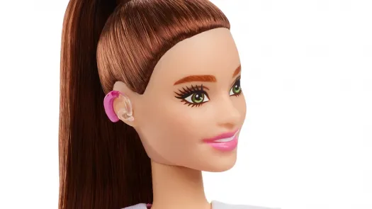 Hallókészülékes Barbie és pigmentvesztett Ken – forrás: Mattel