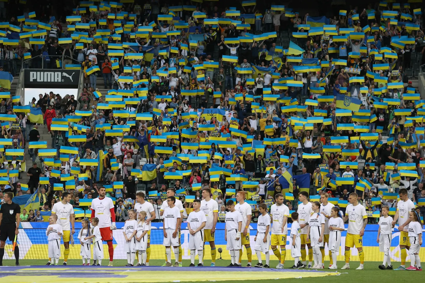 Németországban játszott először a háború kitörése óta az ukrán futballválogatott, könnyeztek a nézők a lelátón