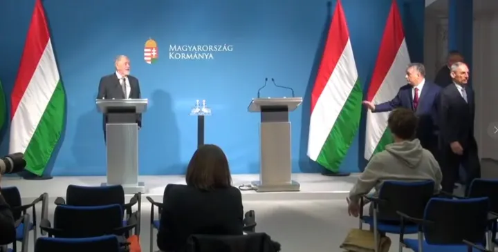 A pillanat, amikor Orbán operatív törzse magára hagyta Káslert a járványügyi sajtótájékoztatón 2020. március 5-én.