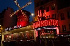 Egy euróért kibérelhető Airbnb-n a Moulin Rouge ikonikus piros szélmalma
